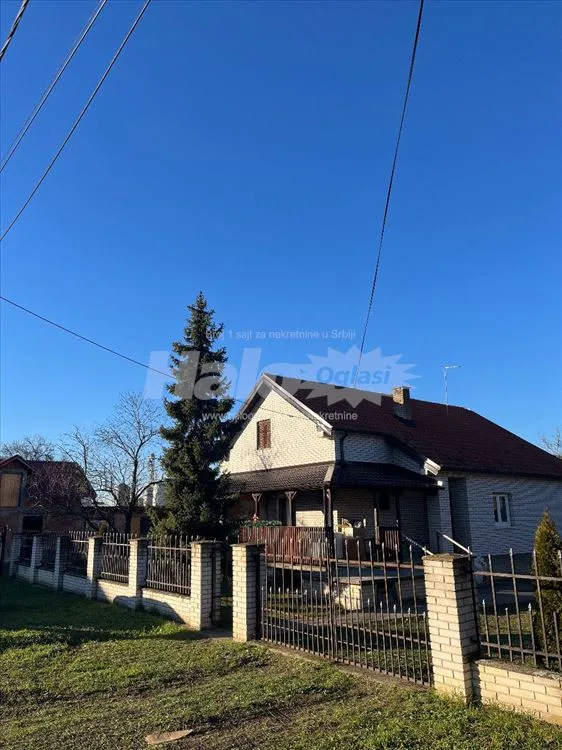 Porodična kuća sa dva pomoćna objekta, Boljevci — 2