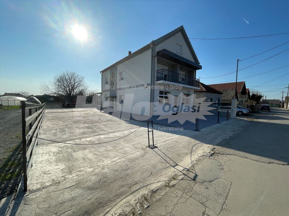 Poslovni objekat 250m² sa 20 parking mesta — 2