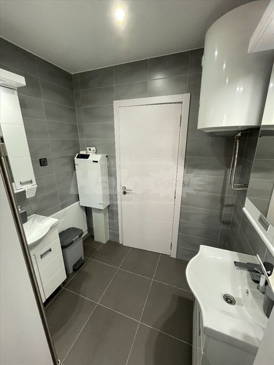 Poslovni objekat 250m² sa 20 parking mesta — 10