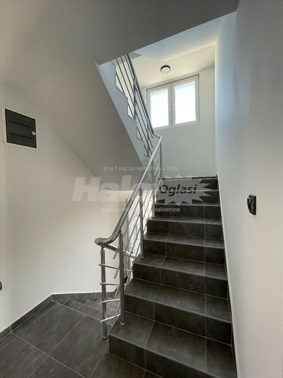 Poslovni objekat 250m² sa 20 parking mesta — 11