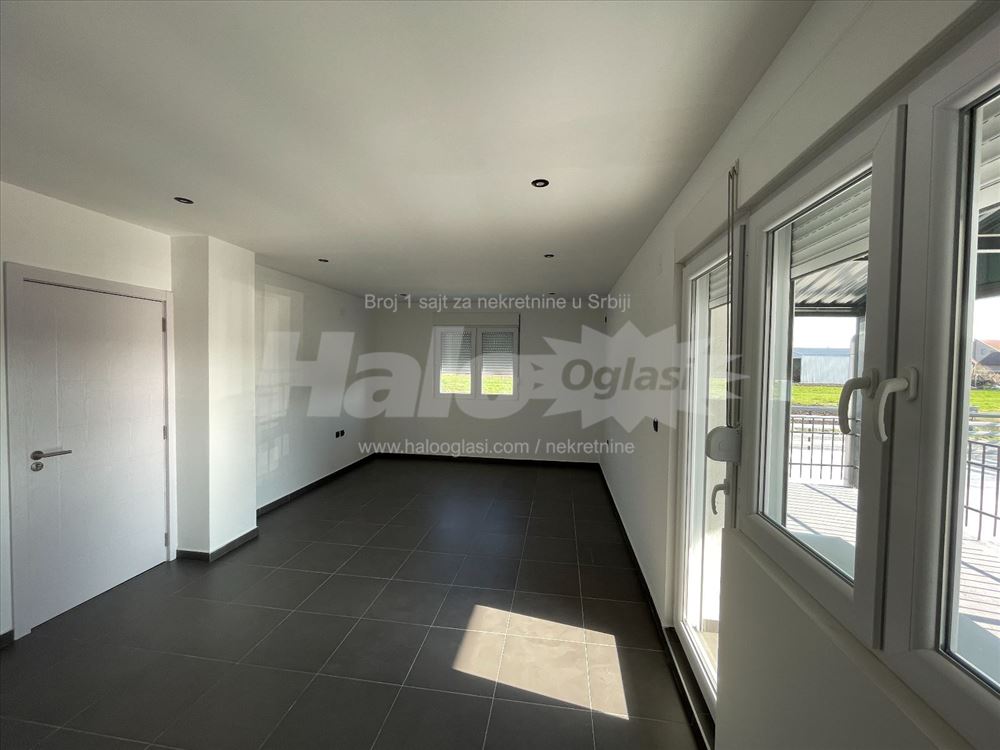 Poslovni objekat 250m² sa 20 parking mesta — 12