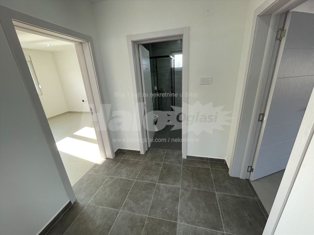 Poslovni objekat 250m² sa 20 parking mesta — 15