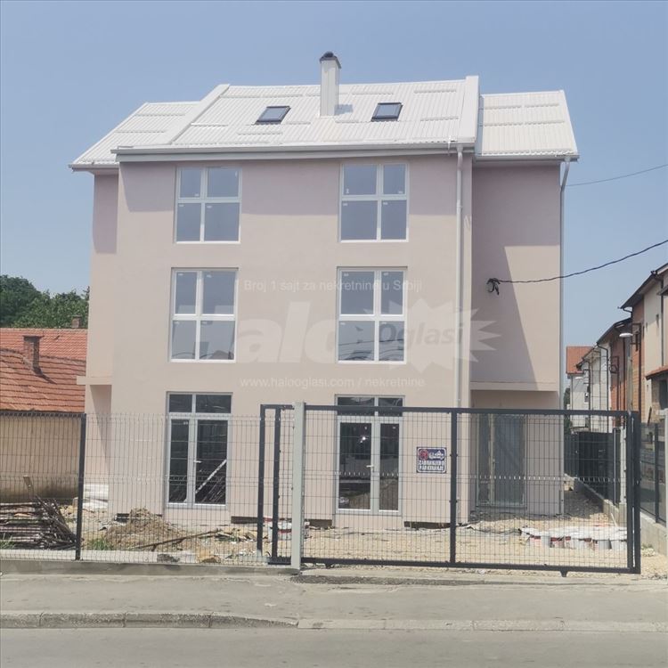 Poslovni prostor 400 m2 ,plac 8 ari sa parkingom — 2