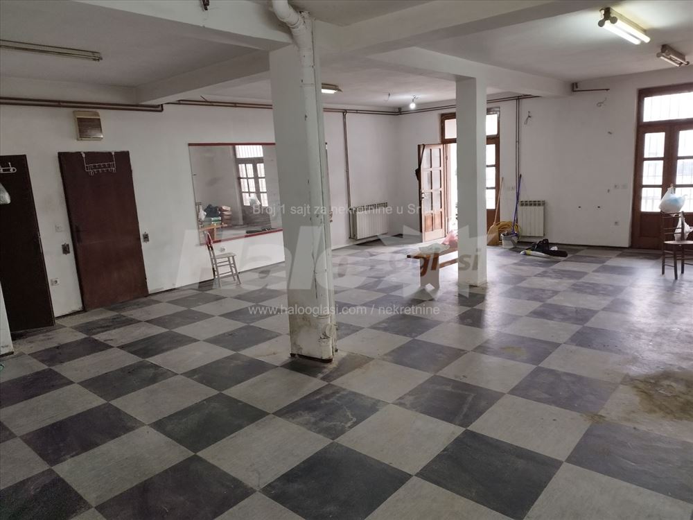 Poslovni prostor 400 m2 ,plac 8 ari sa parkingom — 4