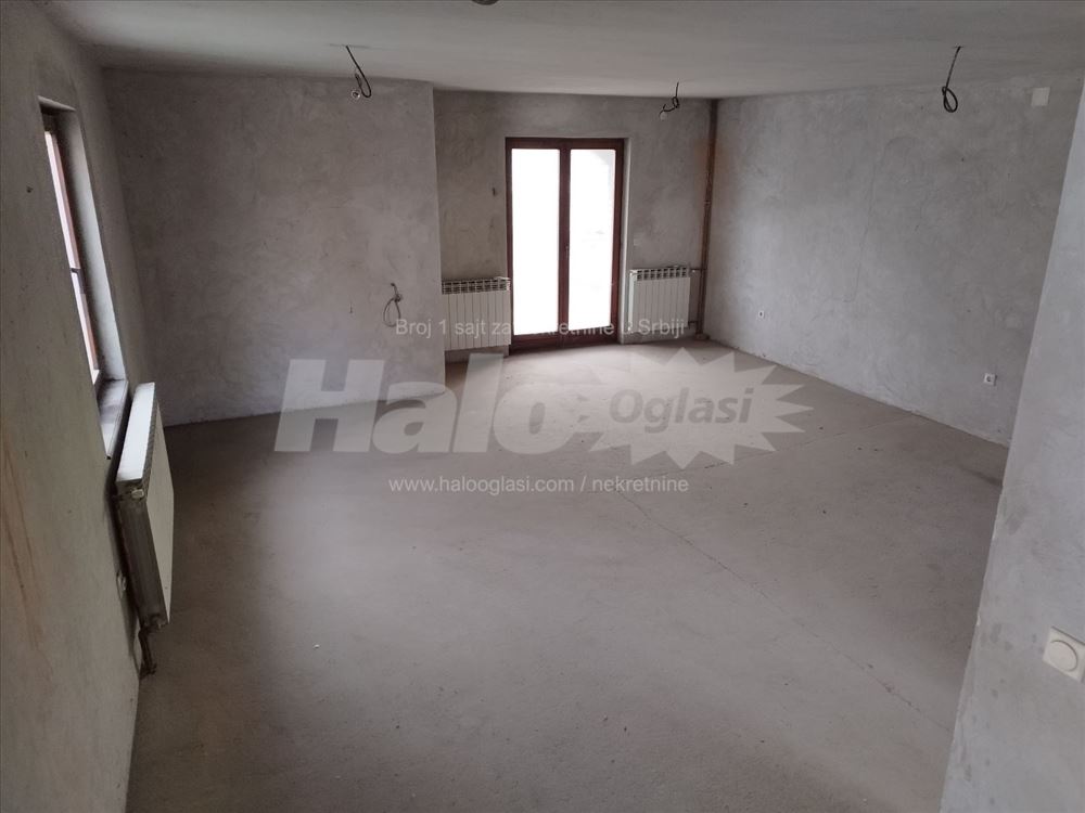 Poslovni prostor 400 m2 ,plac 8 ari sa parkingom — 6