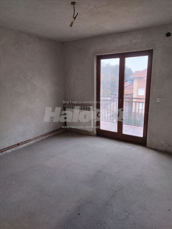 Poslovni prostor 400 m2 ,plac 8 ari sa parkingom — 7