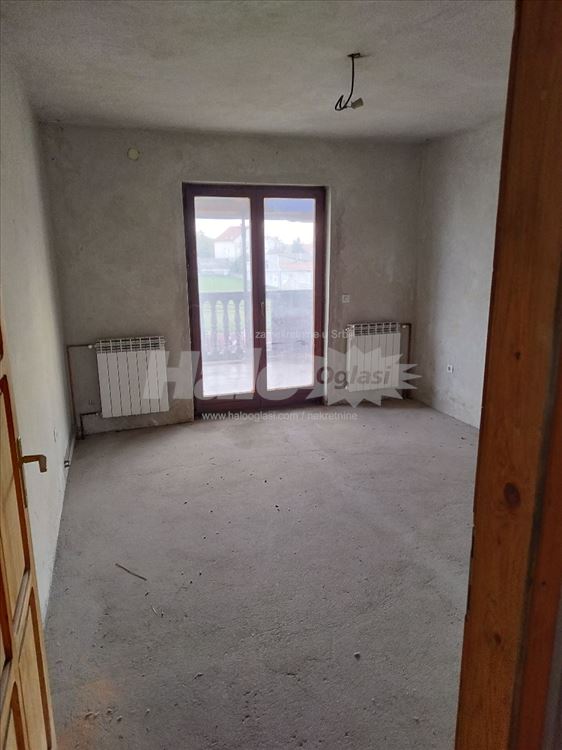 Poslovni prostor 400 m2 ,plac 8 ari sa parkingom — 8