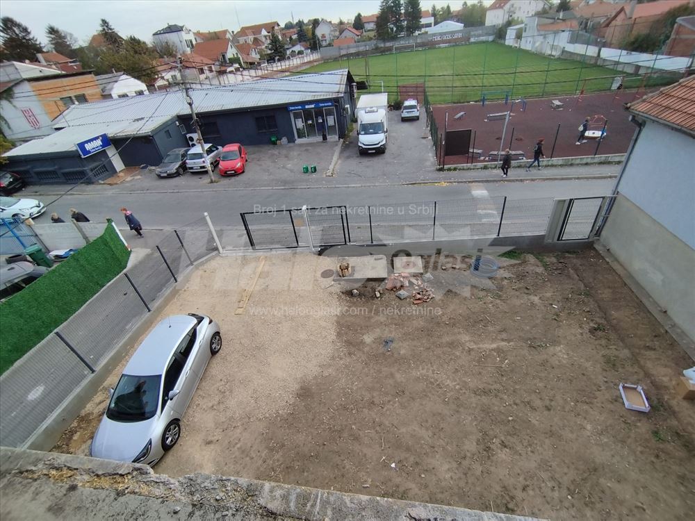 Poslovni prostor 400 m2 ,plac 8 ari sa parkingom — 11
