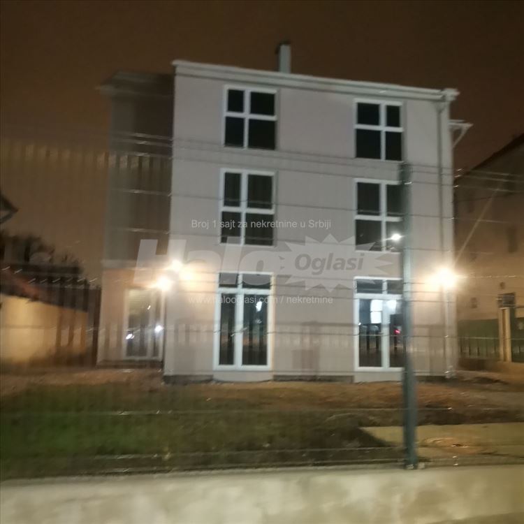 Poslovni prostor 400 m2 ,plac 8 ari sa parkingom — 14