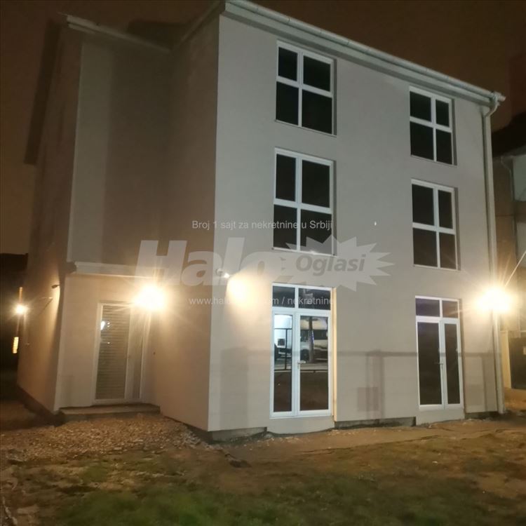 Poslovni prostor 400 m2 ,plac 8 ari sa parkingom — 15