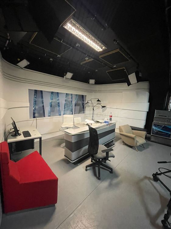 Poslovni prostor i potpuno opremljen TV studio — 12