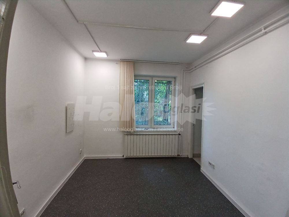 Poslovni prostor od 40m2 u centru Banovog brda — 2