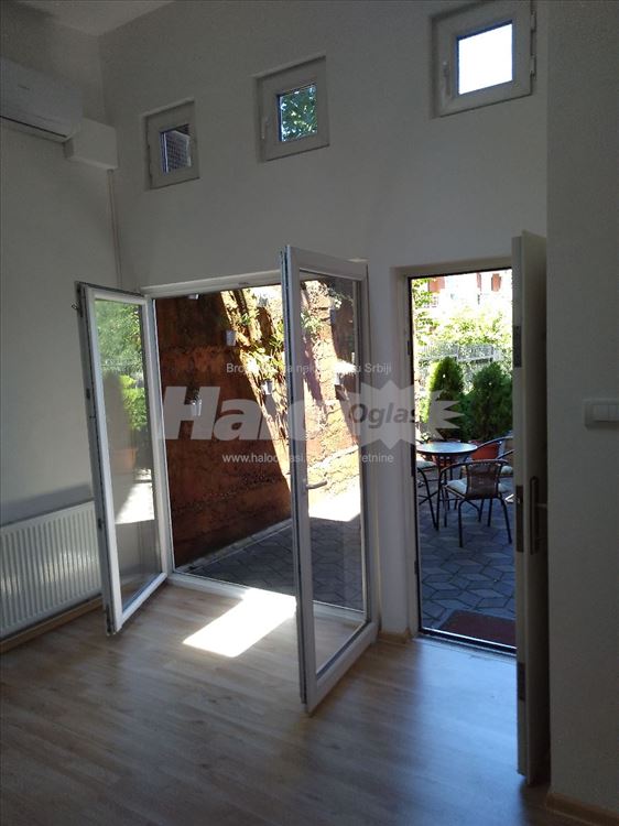 Poslovni prostor,bašta,parking,kolski prilaz — 12