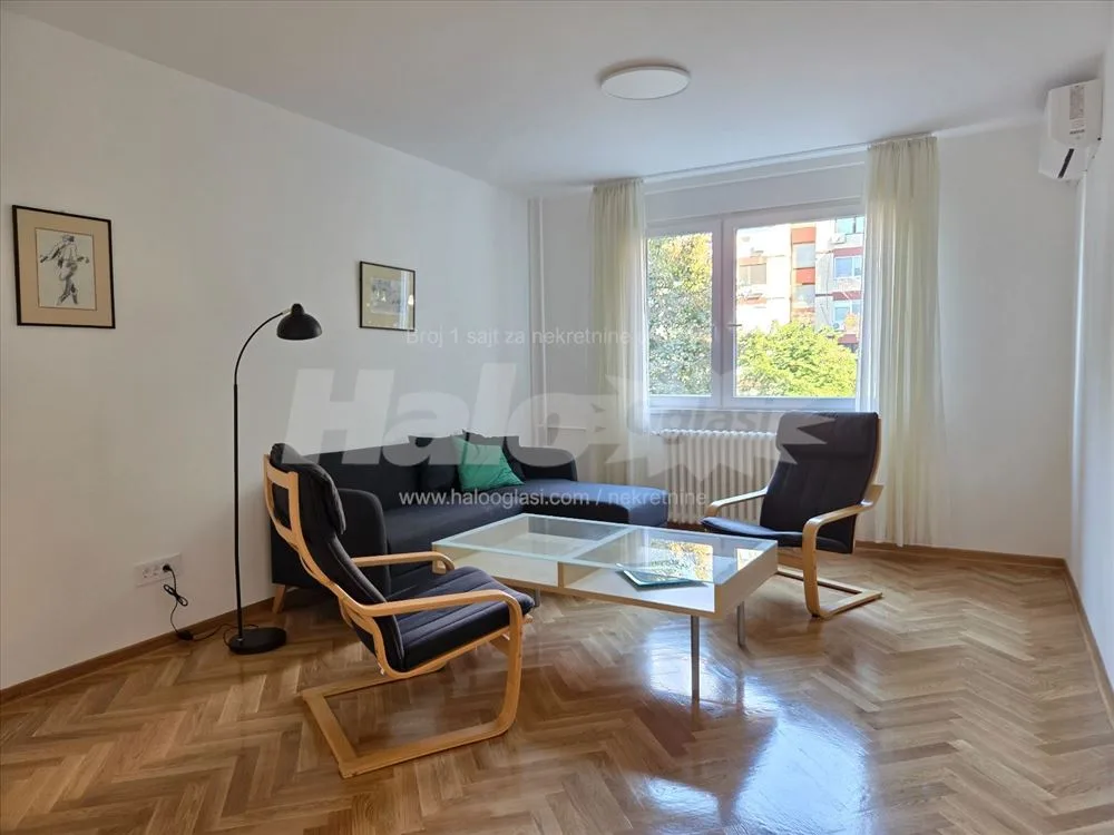 Potpuno renoviran 2,5-soban stan na Dunavskom keju — 2