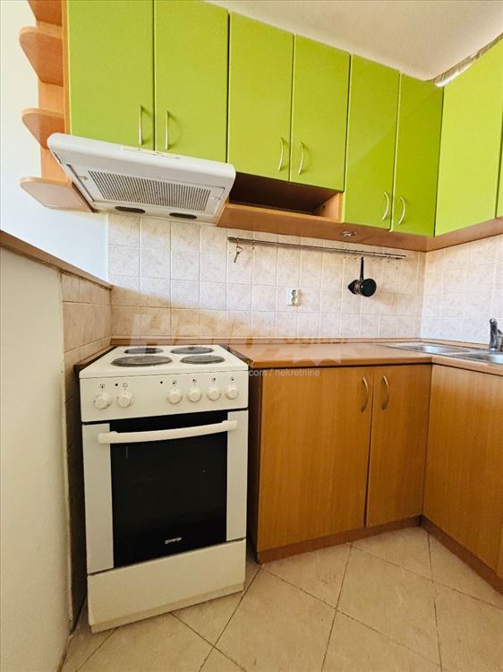 Pozeska 40m2 opremljen useljiv mes.depozit — 2