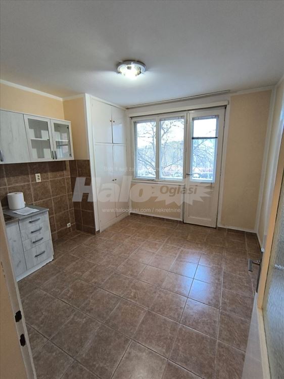 Prazan stan 40m2 - Karaburma okretnica 16/23/25 — 4