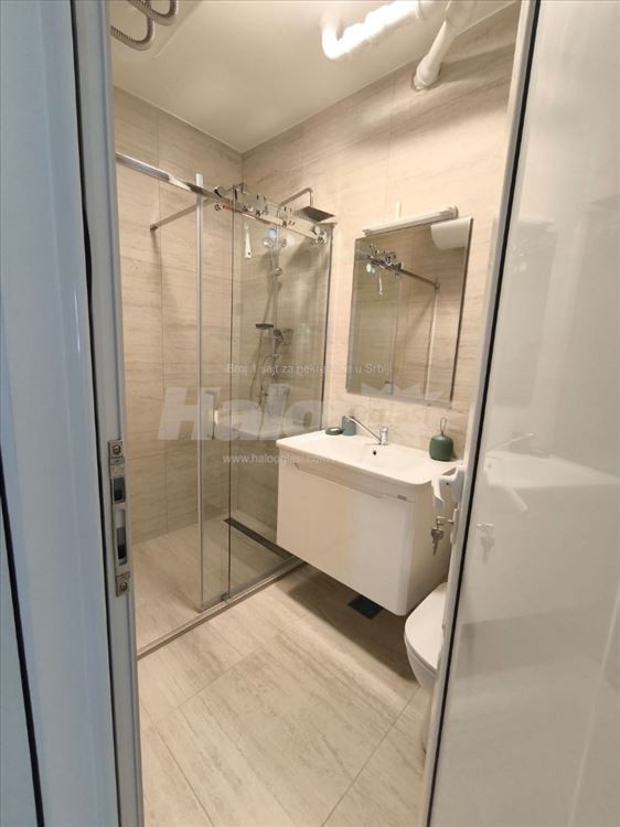 Prelep Stan 55 m2 na Karaburmi, NOVO renovirano — 2