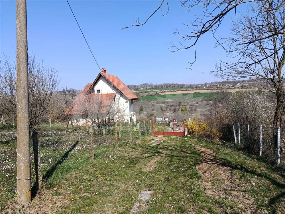 Prodaja se kuća u Brajevu sa placem — 2