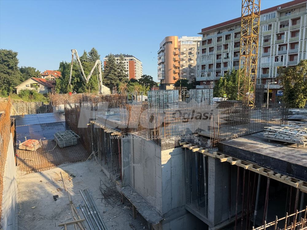 Prodaja stana i više garažnih mesta. — 2