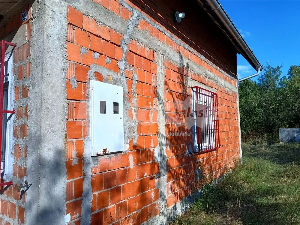 Prodaje se kuća blizu centra Vrčina. — 2