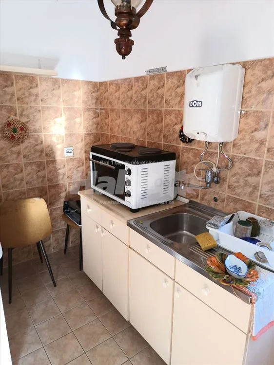 Prodaje se kuća blizu centra Vrčina. — 10