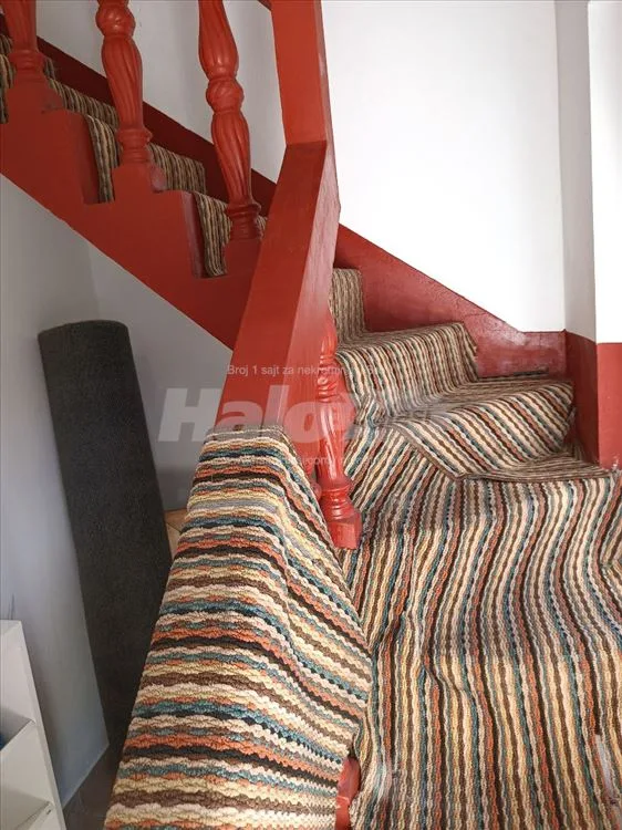 Prodaje se kuća blizu centra Vrčina. — 12