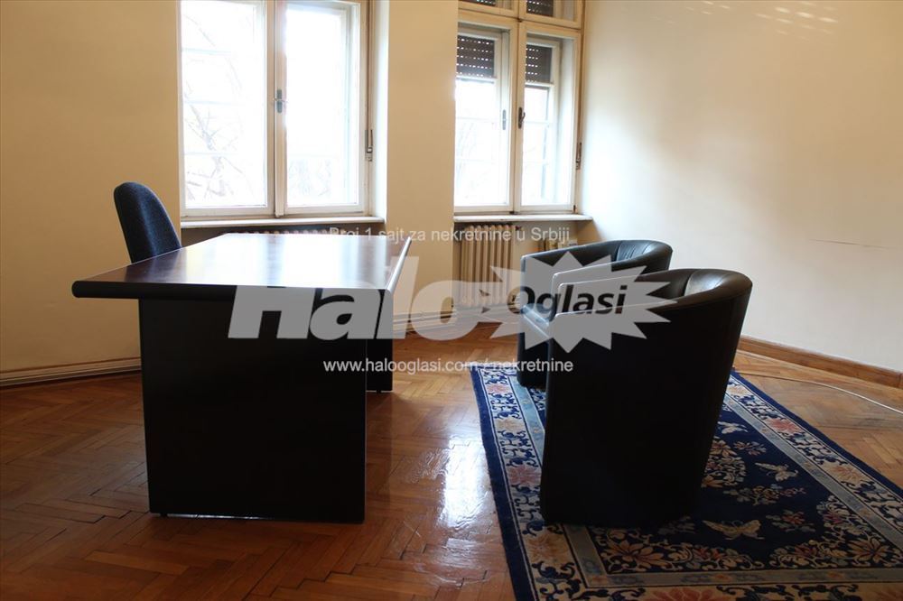 Prodaje se prostran i svetao stan u Kneza Milosa — 3