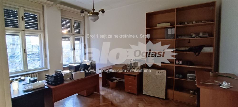 Prodaje se prostran i svetao stan u Kneza Milosa — 7