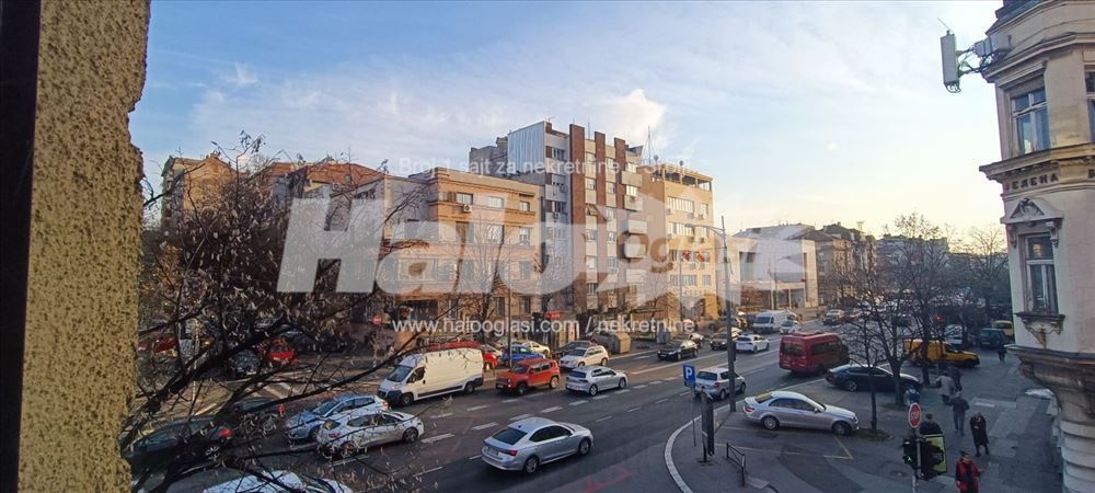 Prodaje se prostran i svetao stan u Kneza Milosa — 11