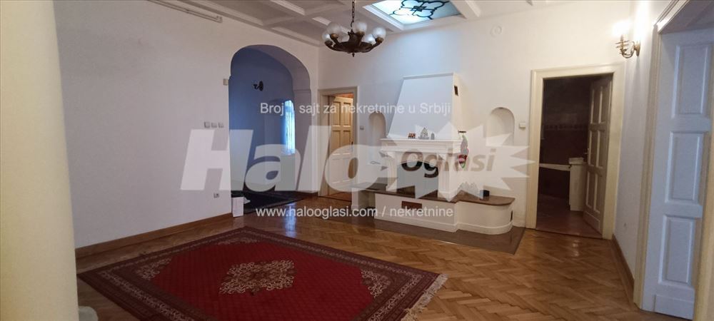 Prodaje se prostran i svetao stan u Kneza Milosa — 12