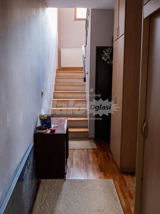 Prodaje se prostrana porodična kuća u mirnom delu — 11