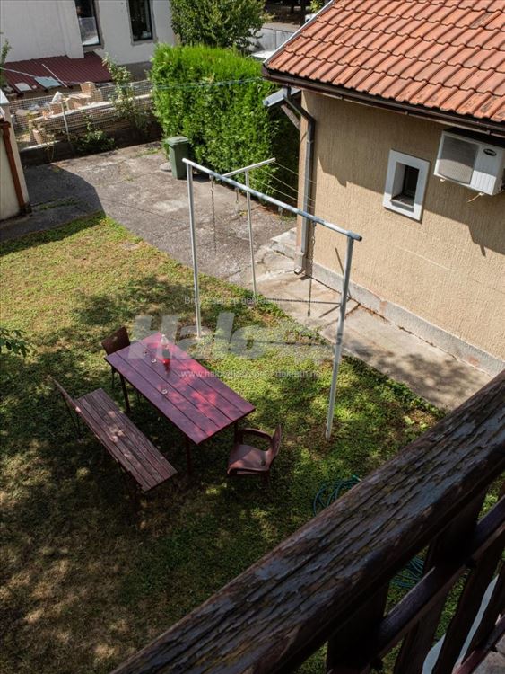 Prodaje se prostrana porodična kuća u mirnom delu — 14