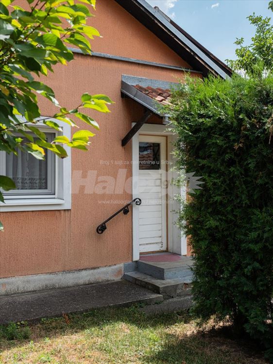 Prodaje se prostrana porodična kuća u mirnom delu — 15
