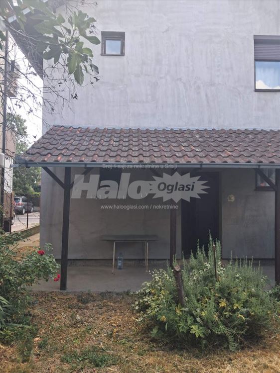 Prodajem kucu u Batajnici — 2
