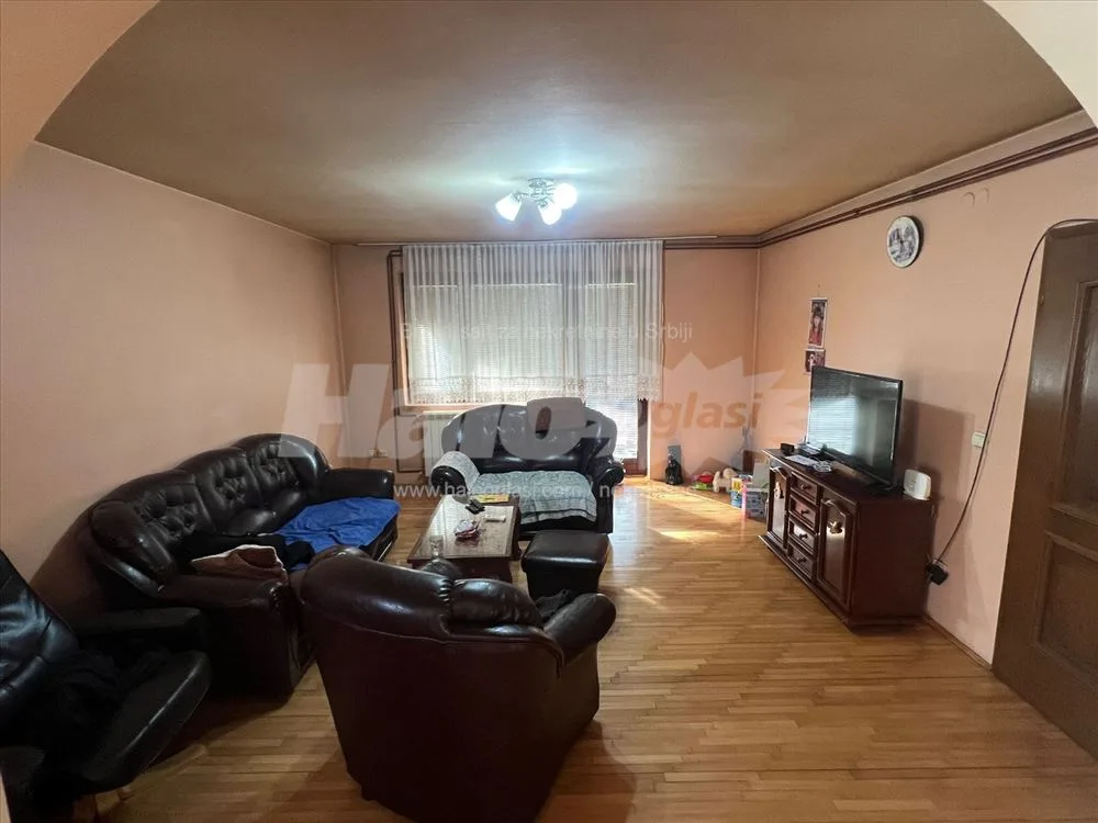 Prodajem uknjizenu kucu u Becmenu — 10