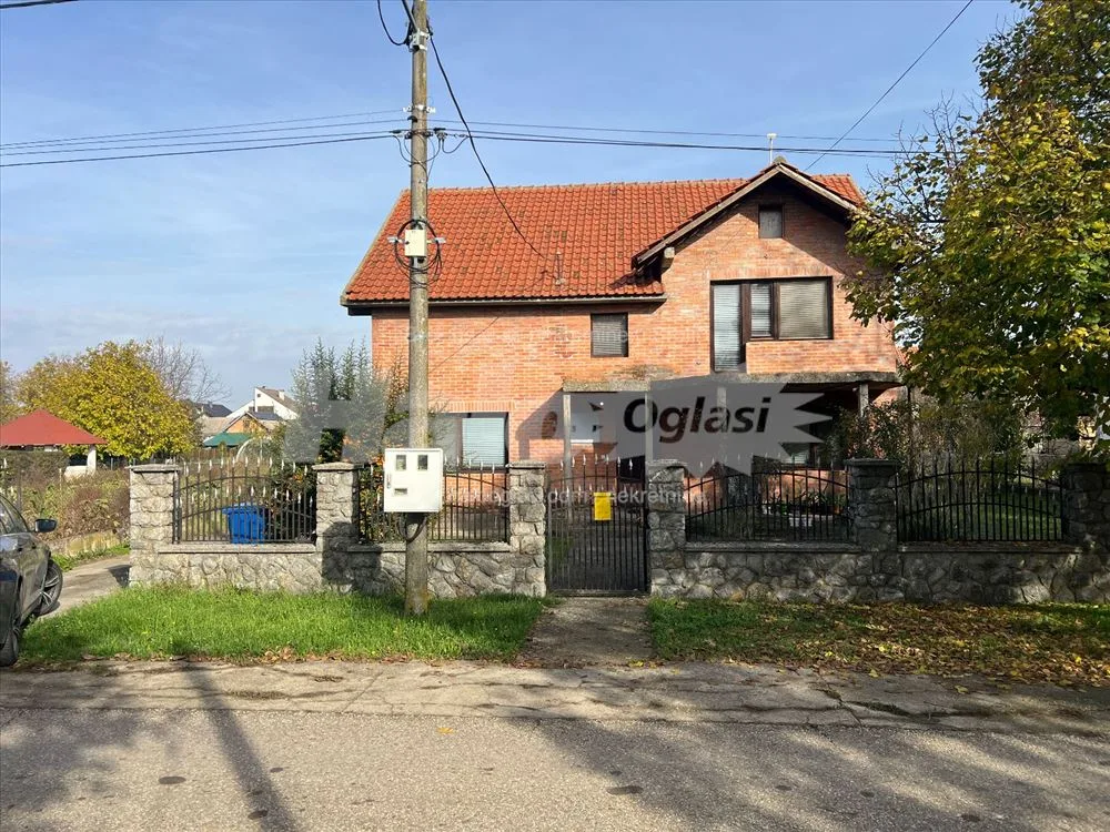 Prodajem uknjizenu kucu u Becmenu — 2