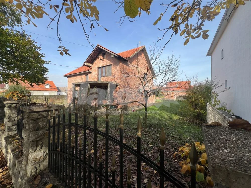 Prodajem uknjizenu kucu u Becmenu — 4