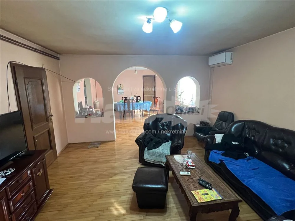 Prodajem uknjizenu kucu u Becmenu — 9