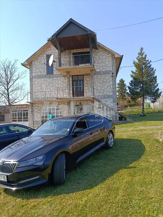 Prodajem/izdajem odlicnu kucu pored puta u Bacevcu — 2