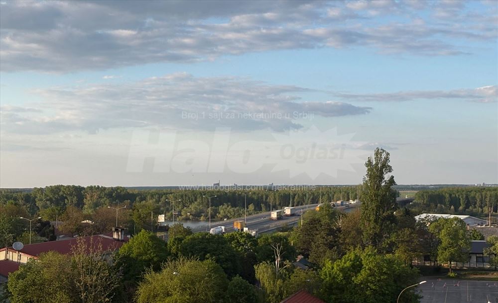 Prostran porodičan stan sa panoramskim pogledom — 2