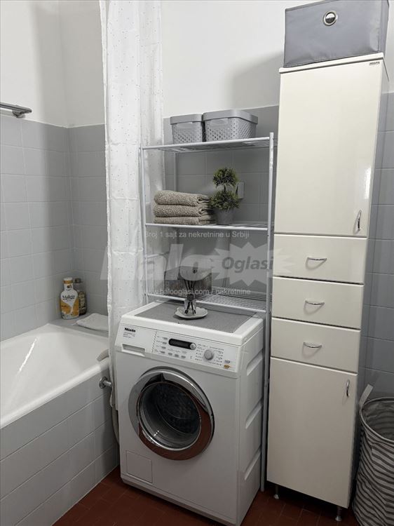 Prostran, sunčan, pogled na reku - move-in-ready — 12