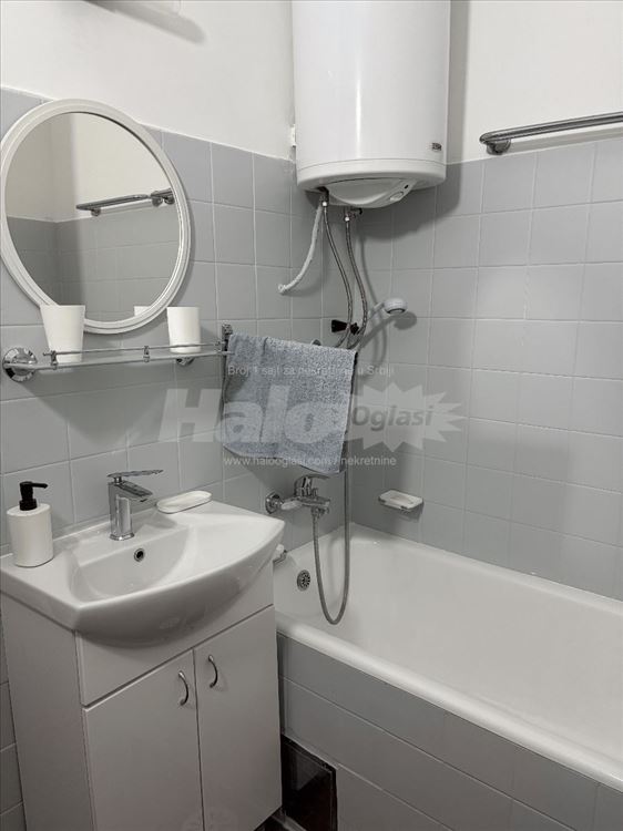 Prostran, sunčan, pogled na reku - move-in-ready — 13