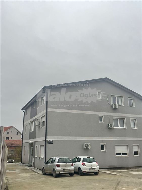 Prostran, trosoban stan sa parking mestom — 5