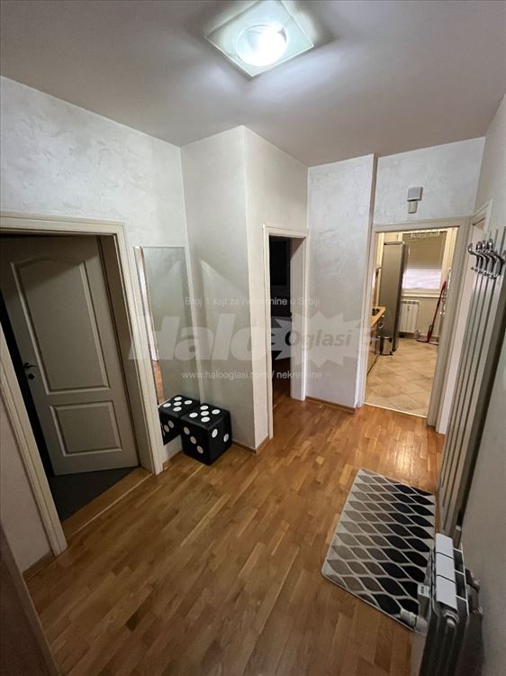 Prostran trosoban stan sa parkingom odmah useljiv — 13