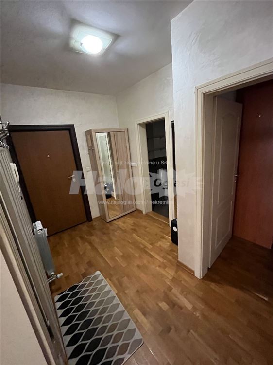 Prostran trosoban stan sa parkingom odmah useljiv — 14