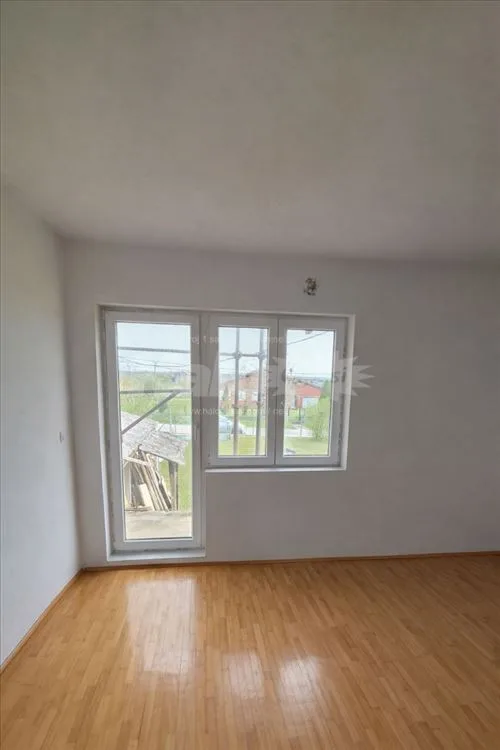 Prostrana porodična kuća sa velikim placem i vocnj — 7