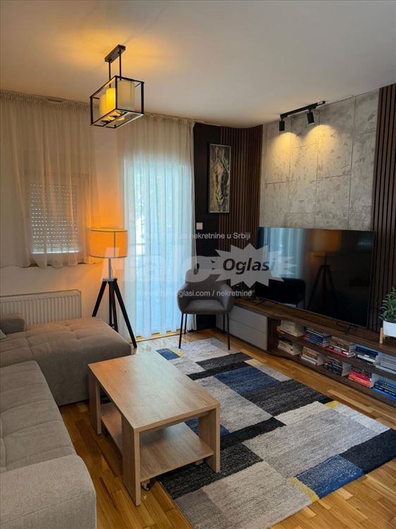 Renoviran i opremljen trosoban stan, odmah useljiv — 5