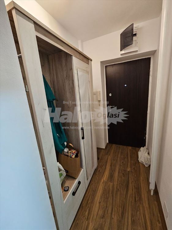 Renoviran jednosobni stan u bloku 63 — 12