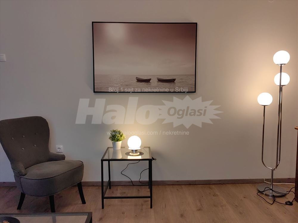 Renoviran, moderno namešten i svetao stan 58m2 — 2