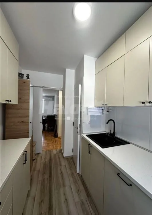 Lux renoviran 2.5 soban stan Borča — 2